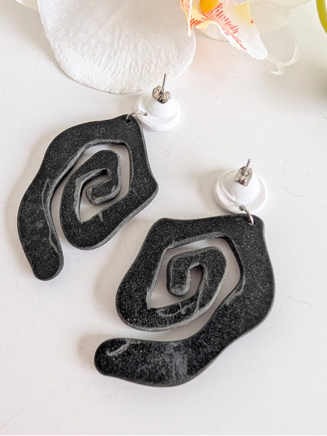 Tribal spiral earrings "Ehecatl" - Polymer clay, brass and stainless steel - Gold plated - Black and white - Approximately 6,4 cm long