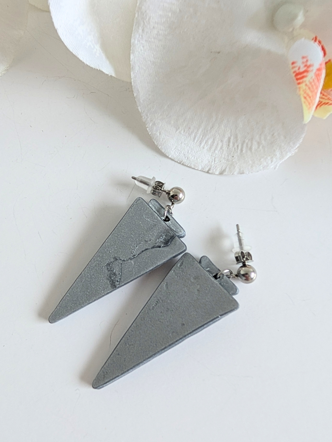 Tribal triangle earrings 'Citlalmina' - Modern precolombian inspiration - Polymer clay & stainless steel - Gold, silver - More or less 5 cm