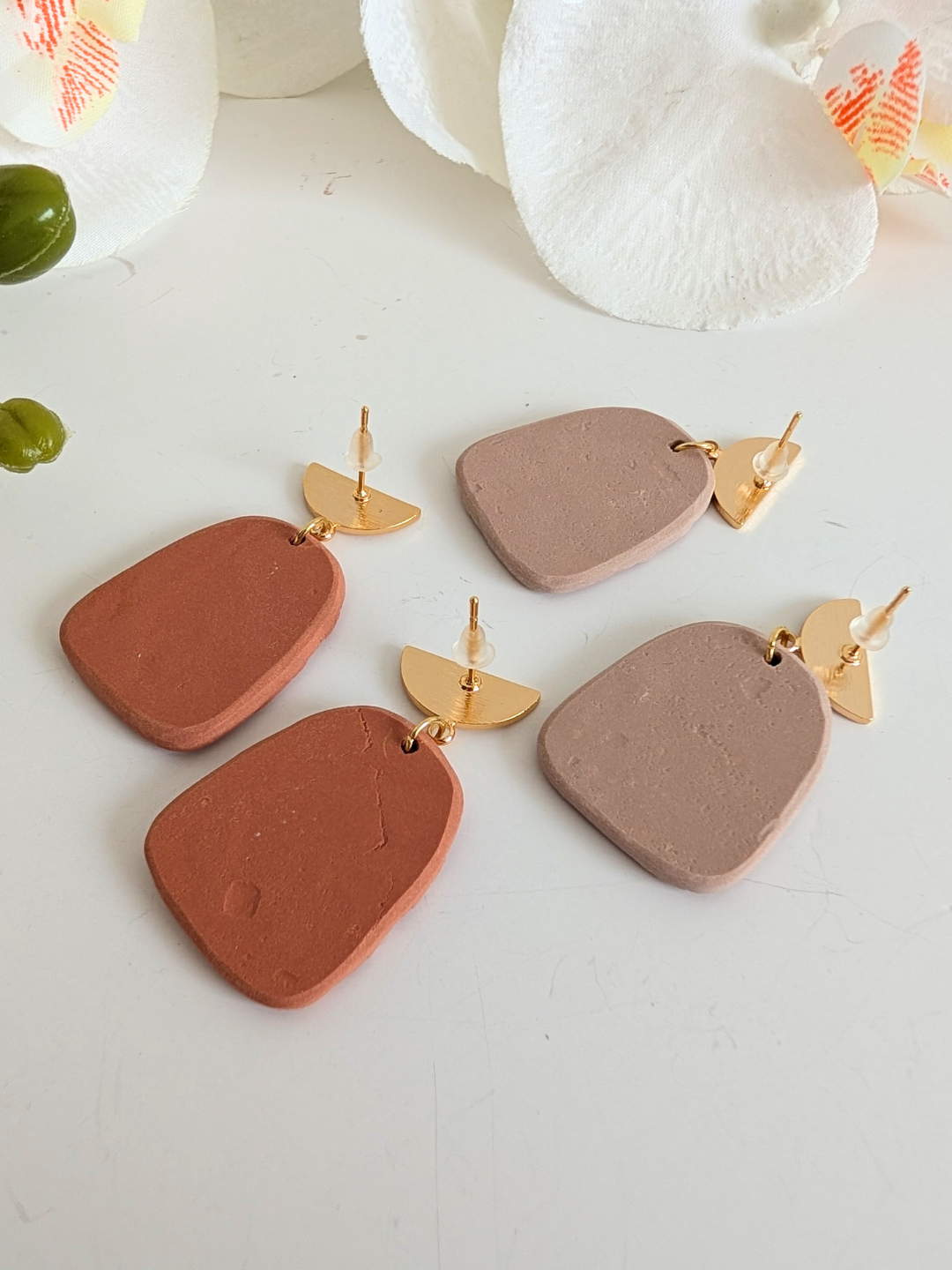 Drop earrings “Yoli” – Polymer clay, brass & stainless steel – Terracotta or rosewood – Approximately 4 cm long