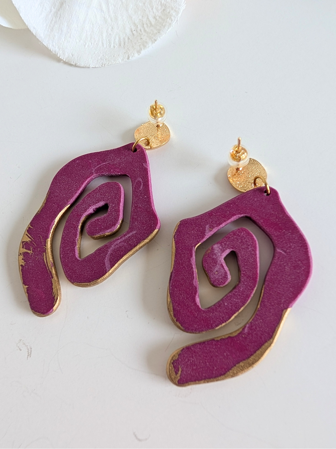 Tribal spiral earrings "Ehecatl" - Polymer clay, brass and stainless steel - Gold plated - Hypoallergenic - Fuchsia & gold