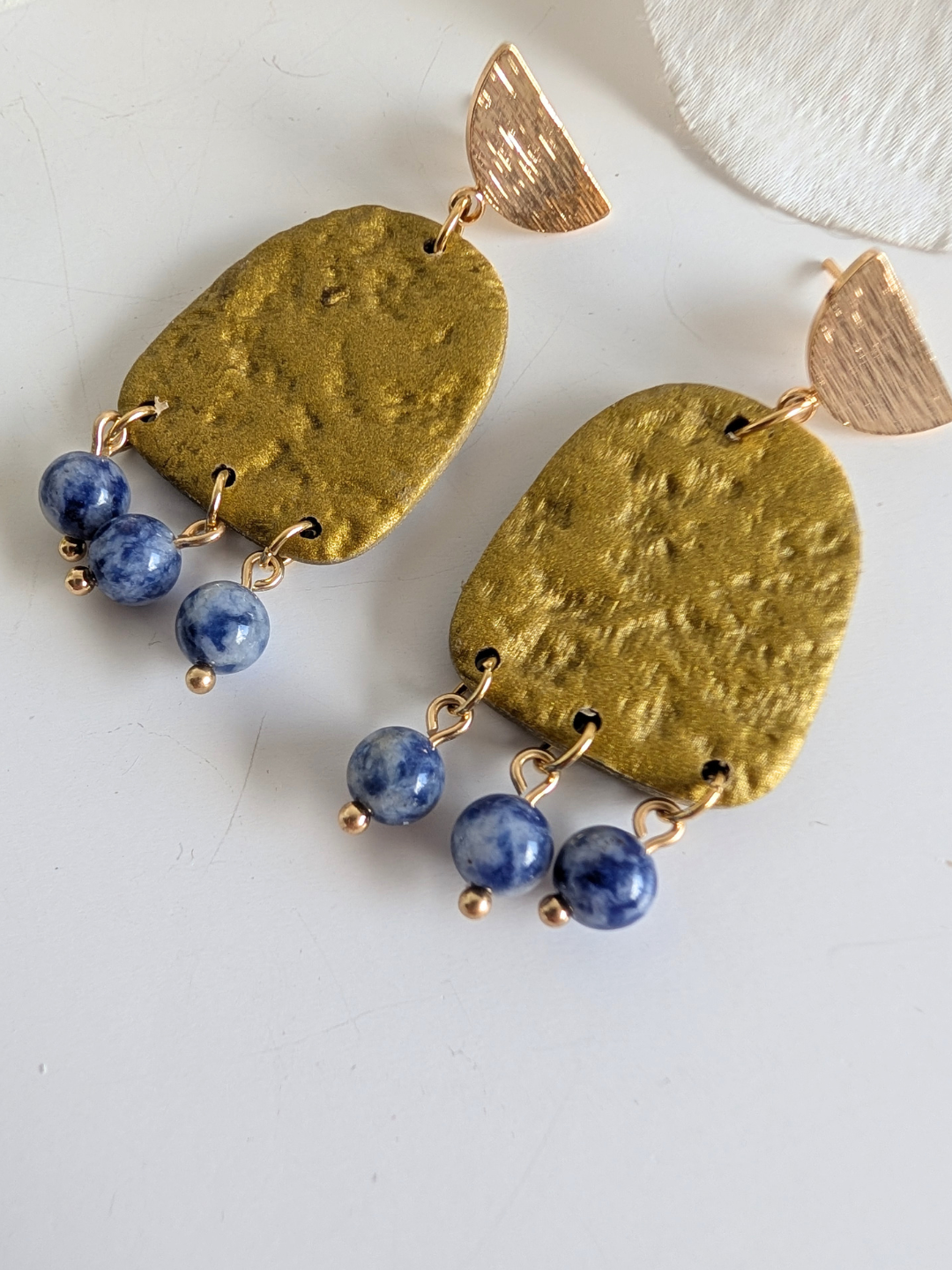 Handmade earrings "Chalchi' - Pre-Columbian inspiration - Gold polymer clay, sodalite & gold-plated brass - 5 cm long
