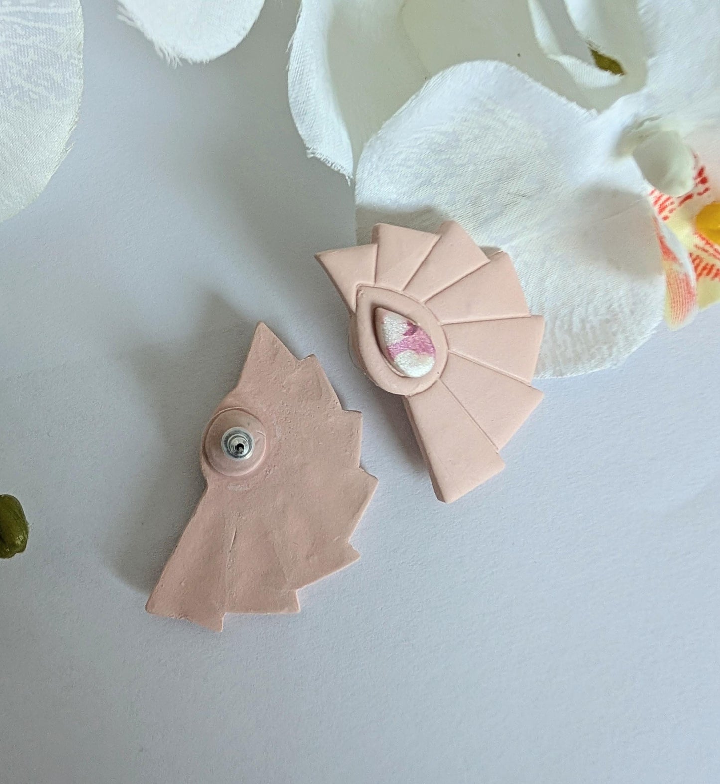 Inca tribal ‘Ch'aska’ earrings - Handmade - Polymer clay stud earrings - Stainless steel studs - Pink with floral insert