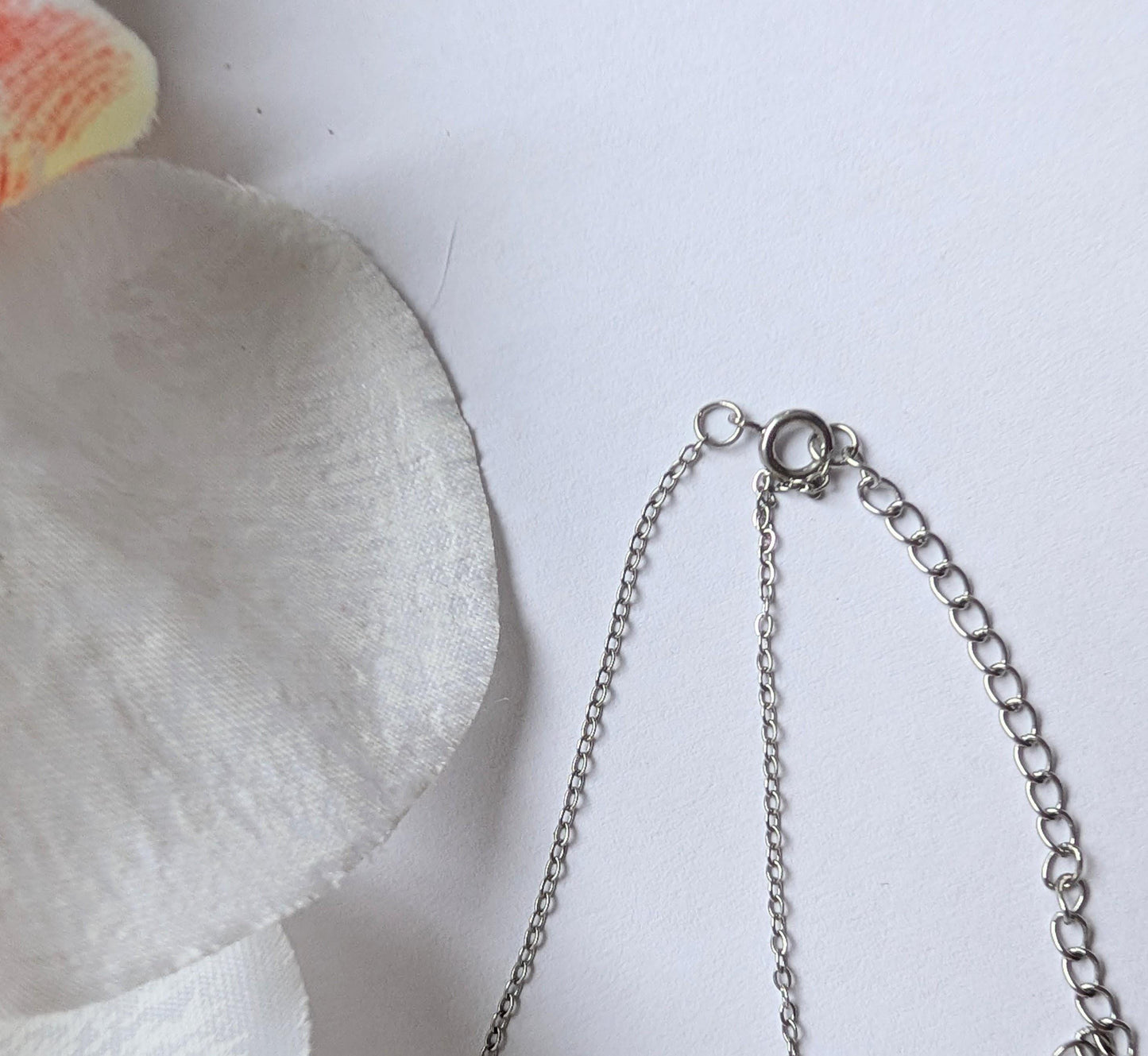 Handmade minimalist thin bracelet - Amber, brass and stainless steel - Approx. 21 cm wrist circumference - Extension chain
