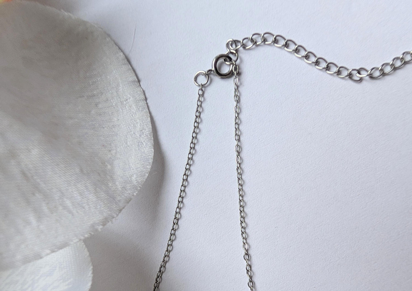 Delicate minimalist handmade bracelet - Amethyst, metal and stainless steel - Approx. 21.5 cm wrist circumference - Extension chain