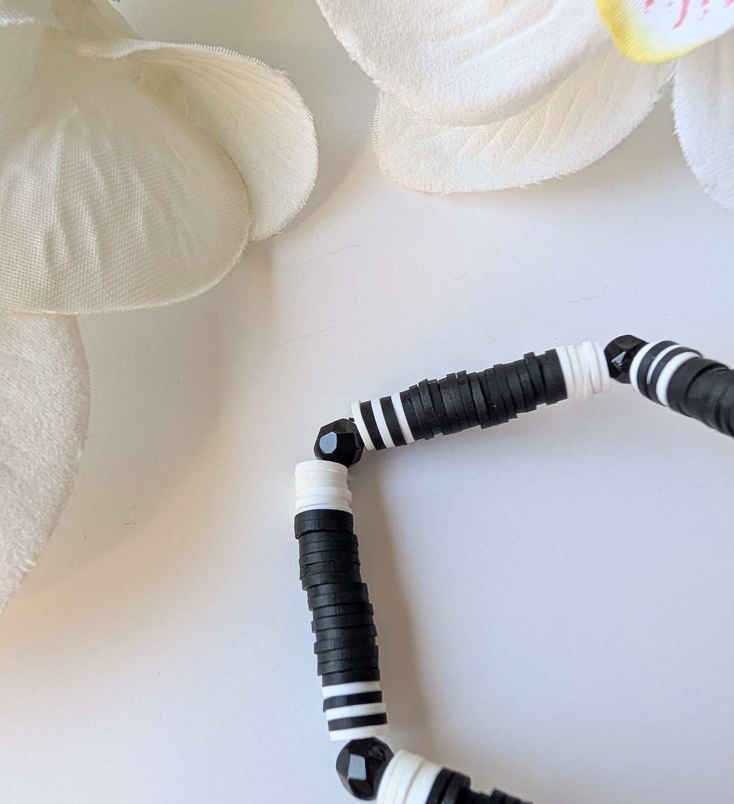 Bracelet for men - Black and white – Polymer clay Heishi bead & faceted Czech glass – Ethnic and minimalist style – About 18 cm
