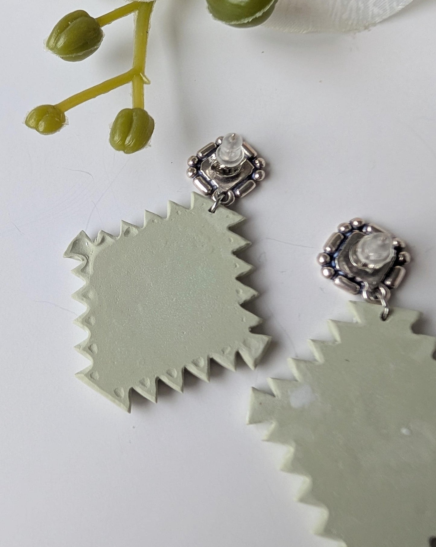 Set torque necklace and earrings - Aztec style - Polymer clay, stainless steel and zamac - Sage green and white