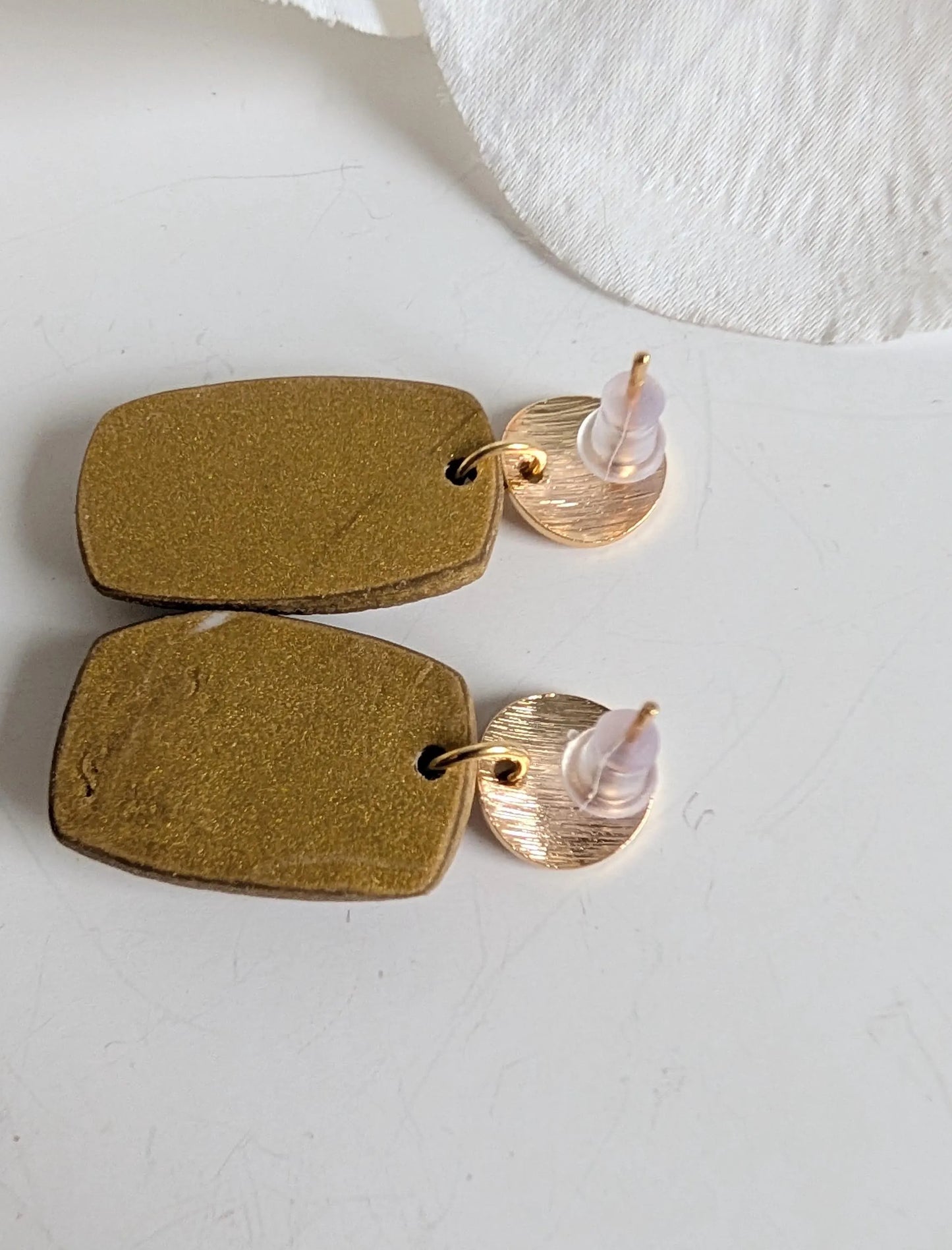 Rectangular earrings - Polymer clay - Gold Metallic base and faux amethyst - 3.2 cm long - Hypoallergenic