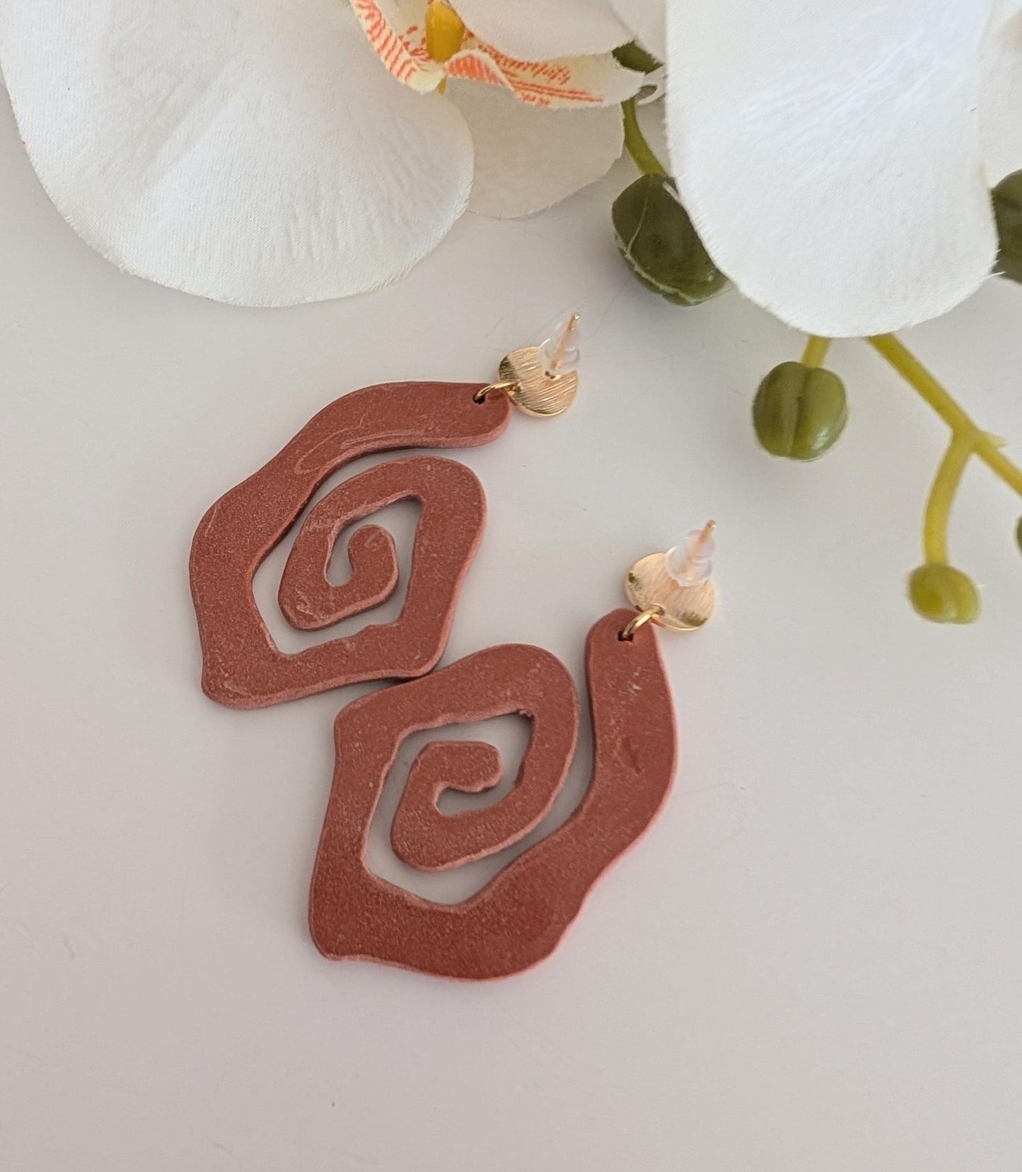 Tribal spiral earrings - Polymer clay, brass and stainless steel - Gold plated - Hypoallergenic - Terracotta