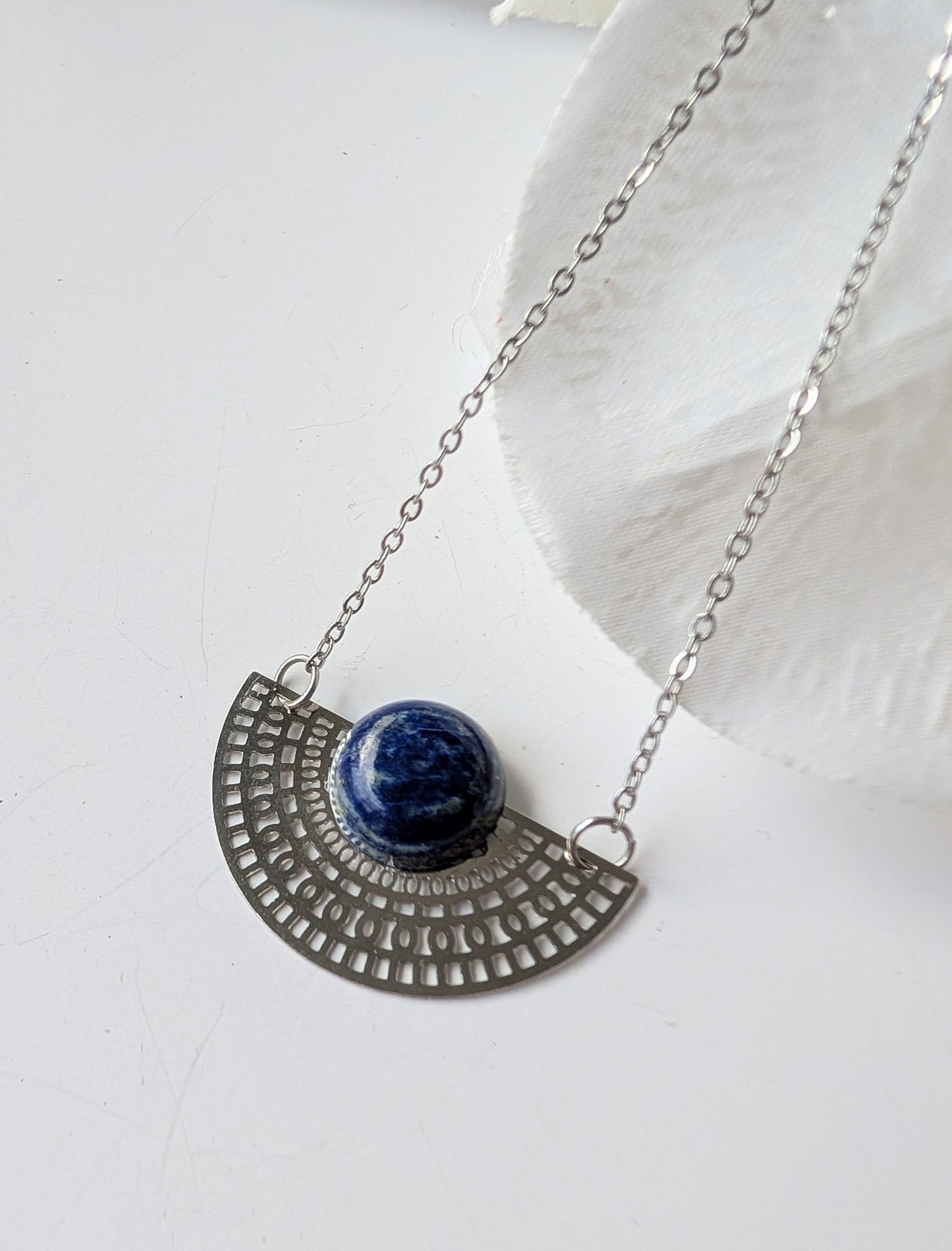 Tribal necklace inspired by the Mayan spirit – Lapis Lazuli, surgical steel and brass – Approx. 47 cm necklace length