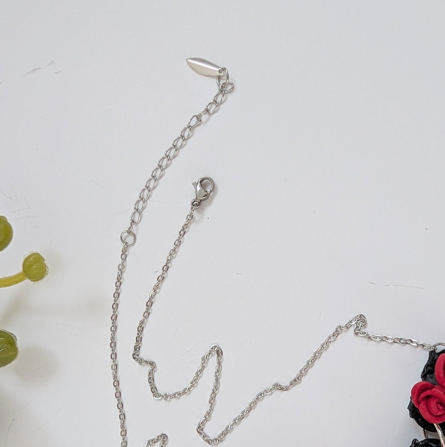 Handmade necklace - Iconic artist portrait - Polymer clay & stainless steel - Mexican art jewelry - Approximately 54 cm length - Adjustable