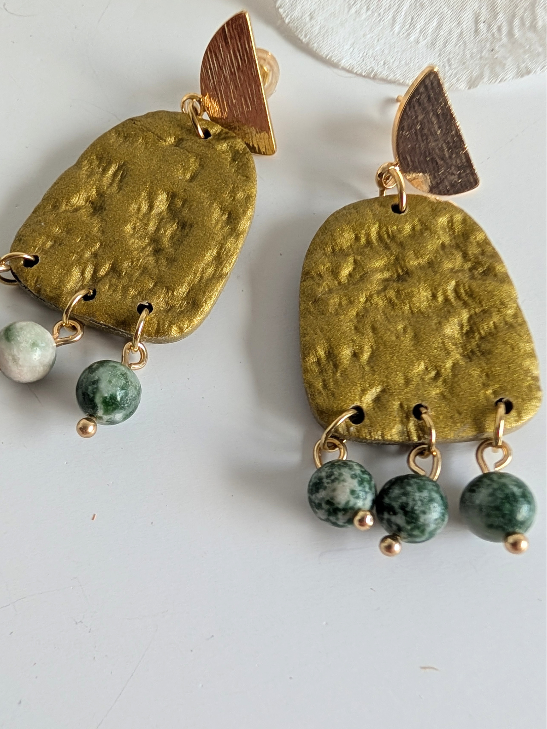Handmade earrings "Chalchi' - Pre-Columbian inspiration - Gold polymer clay & gold-plated brass - 5 cm long - Malachite or green spot jasper