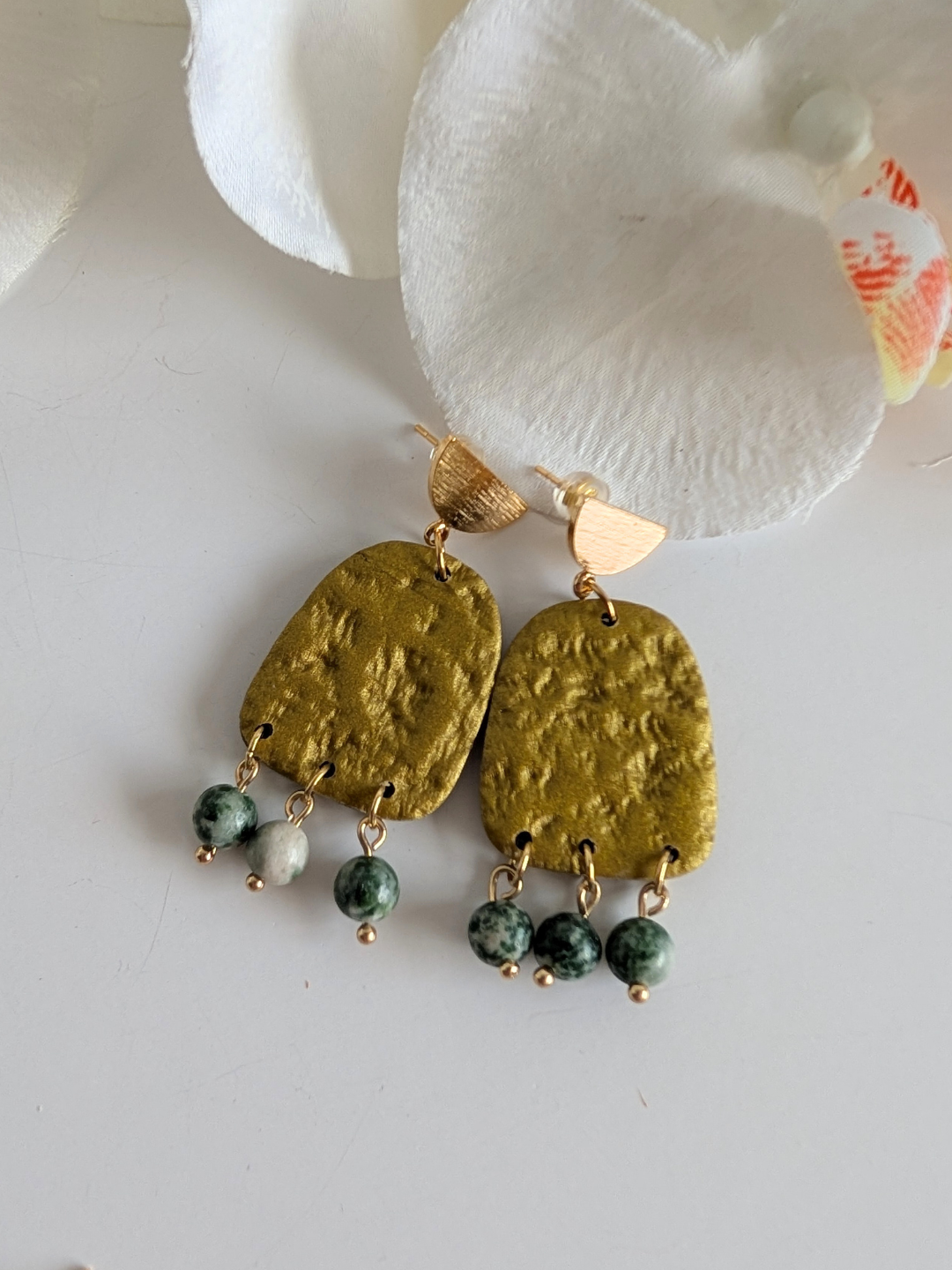 Handmade earrings "Chalchi' - Pre-Columbian inspiration - Gold polymer clay & gold-plated brass - 5 cm long - Malachite or green spot jasper