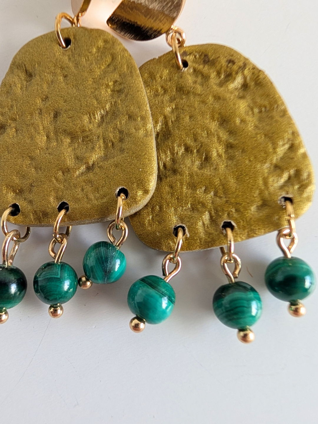 Handmade earrings "Chalchi' - Pre-Columbian inspiration - Gold polymer clay & gold-plated brass - 5 cm long - Malachite or green spot jasper
