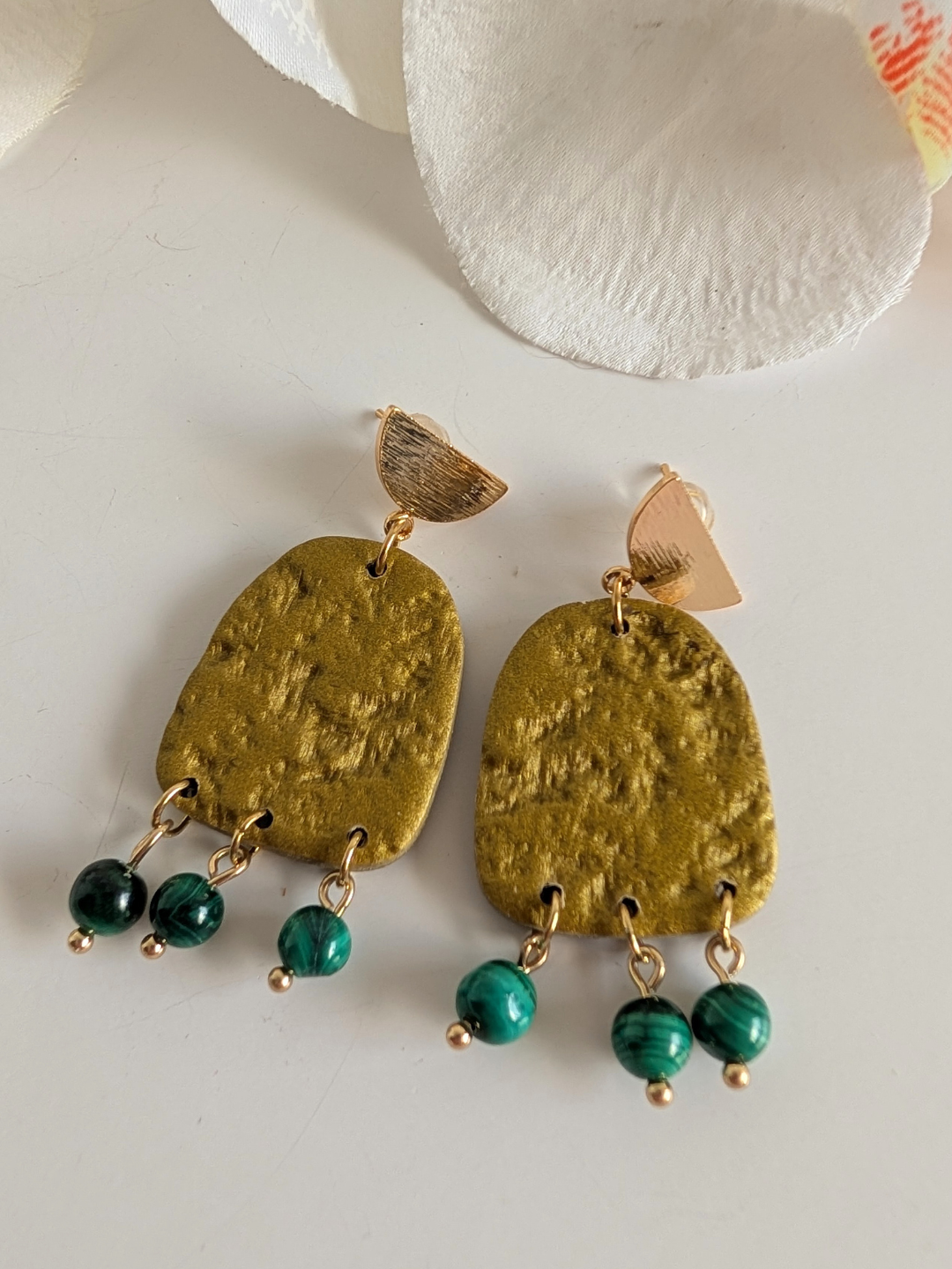 Handmade earrings "Chalchi' - Pre-Columbian inspiration - Gold polymer clay & gold-plated brass - 5 cm long - Malachite or green spot jasper