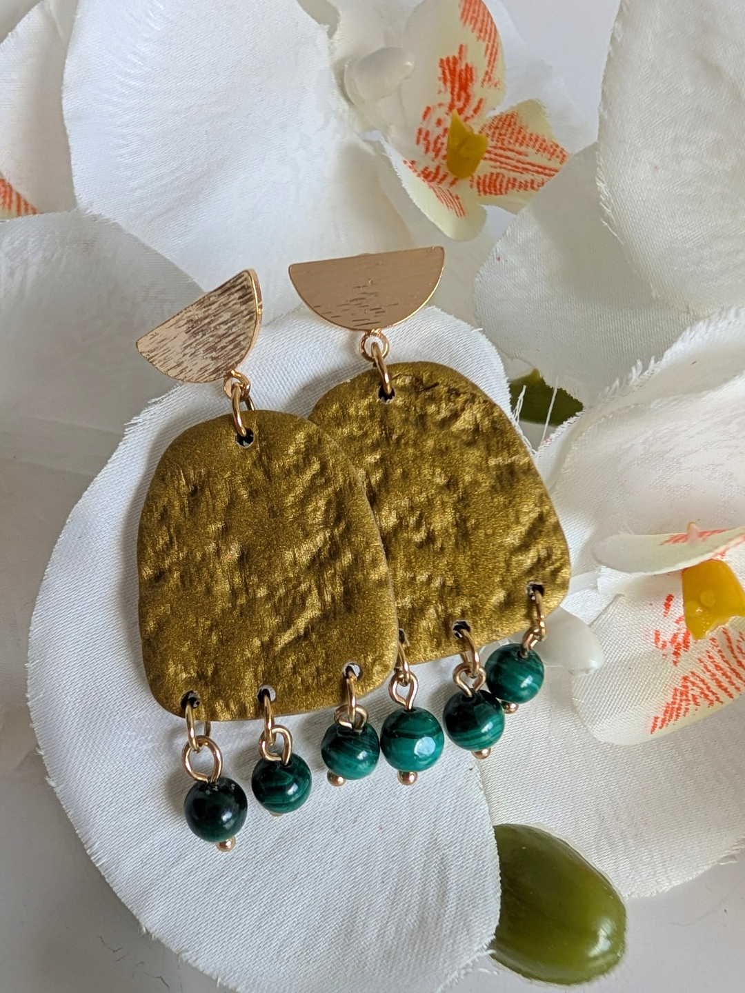 Handmade earrings "Chalchi' - Pre-Columbian inspiration - Gold polymer clay & gold-plated brass - 5 cm long - Malachite or green spot jasper