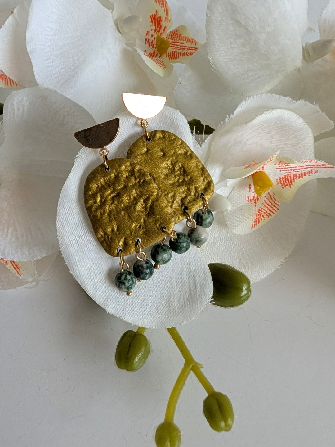 Handmade earrings "Chalchi' - Pre-Columbian inspiration - Gold polymer clay & gold-plated brass - 5 cm long - Malachite or green spot jasper