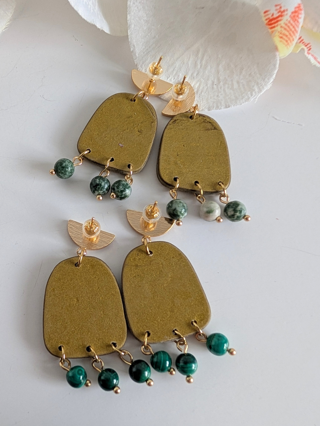 Handmade earrings "Chalchi' - Pre-Columbian inspiration - Gold polymer clay & gold-plated brass - 5 cm long - Malachite or green spot jasper