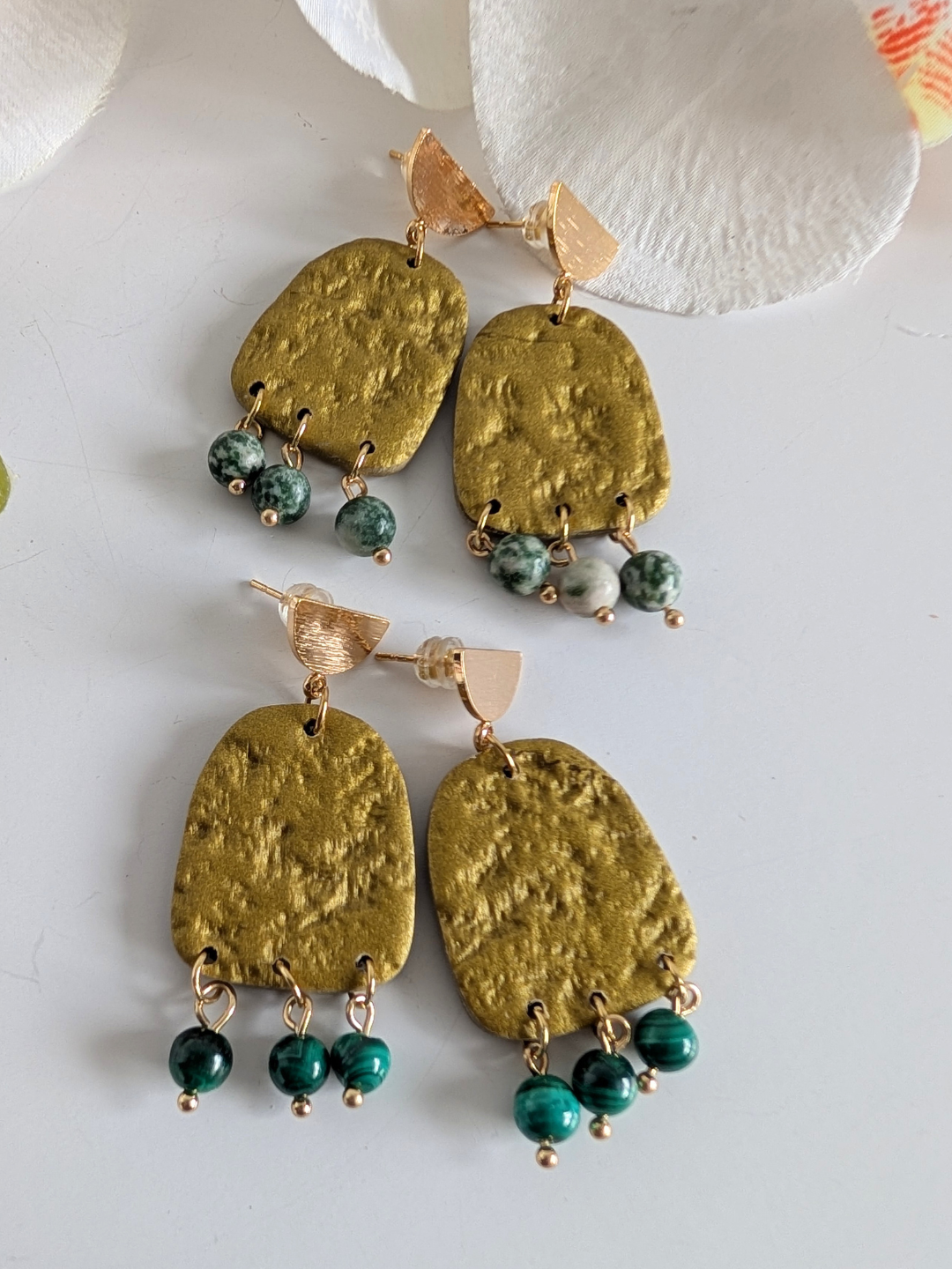 Handmade earrings "Chalchi' - Pre-Columbian inspiration - Gold polymer clay & gold-plated brass - 5 cm long - Malachite or green spot jasper