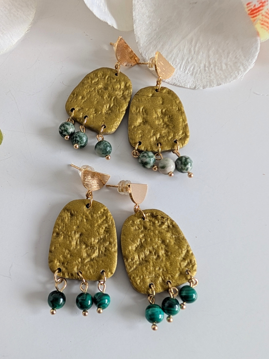 Handmade earrings "Chalchi' - Pre-Columbian inspiration - Gold polymer clay & gold-plated brass - 5 cm long - Malachite or green spot jasper
