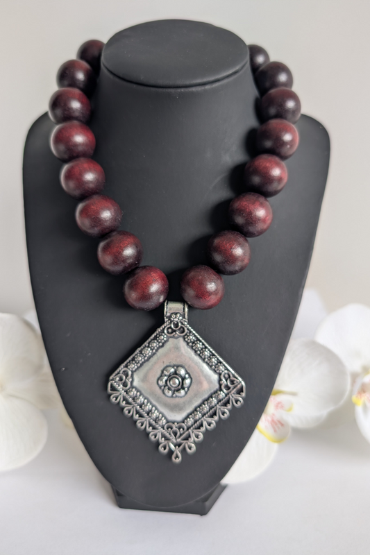 Short ethnic tribal necklace inspired by Mexican culture ‘La Paloma’ - Handmade - Wood and metal - T-shaped clasp