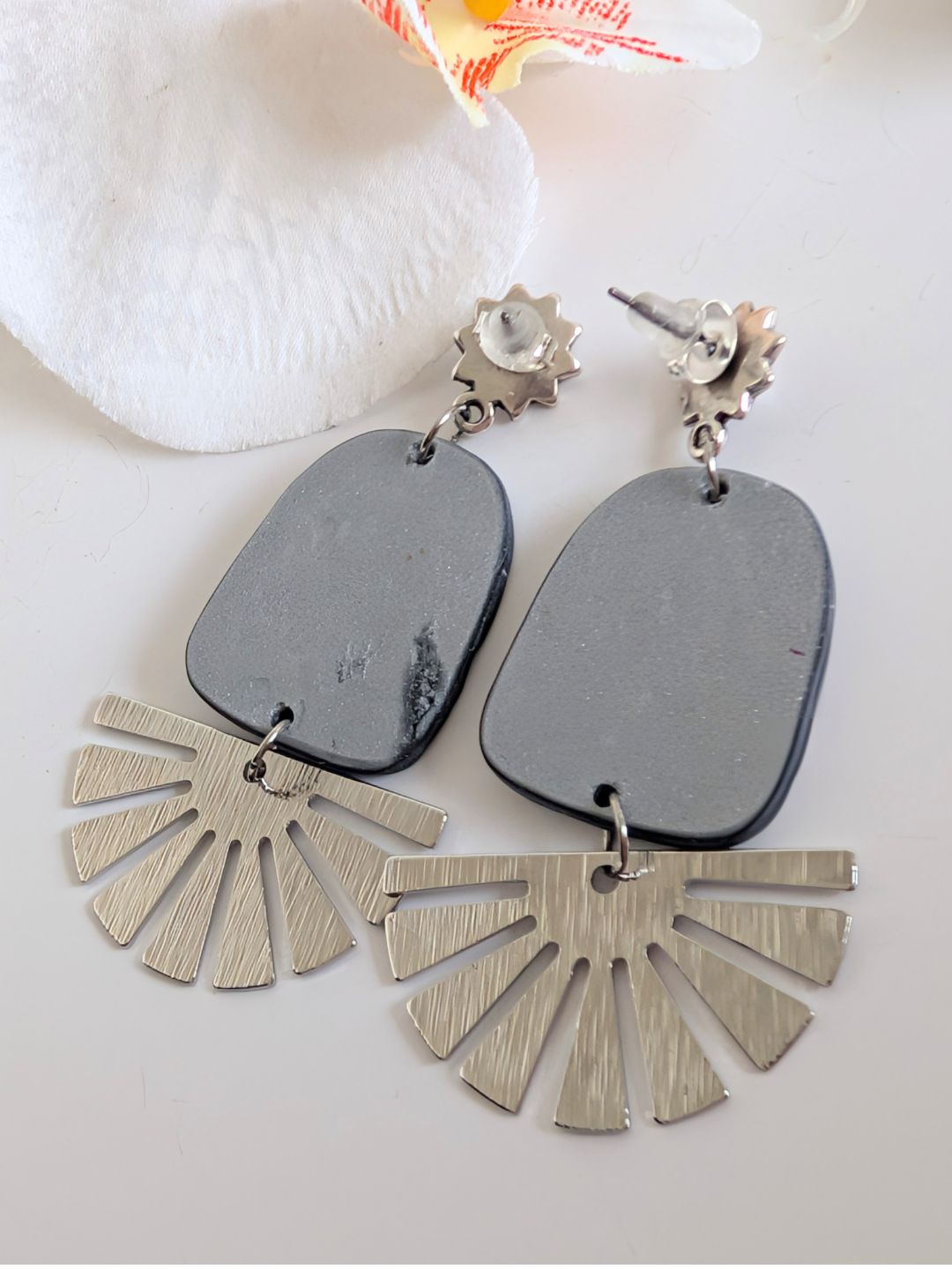 Etnhic earrings 'K'iin' - Pre-Columbian inspiration - Polymer clay, brass & zamac - Approximately 6,5 cm long