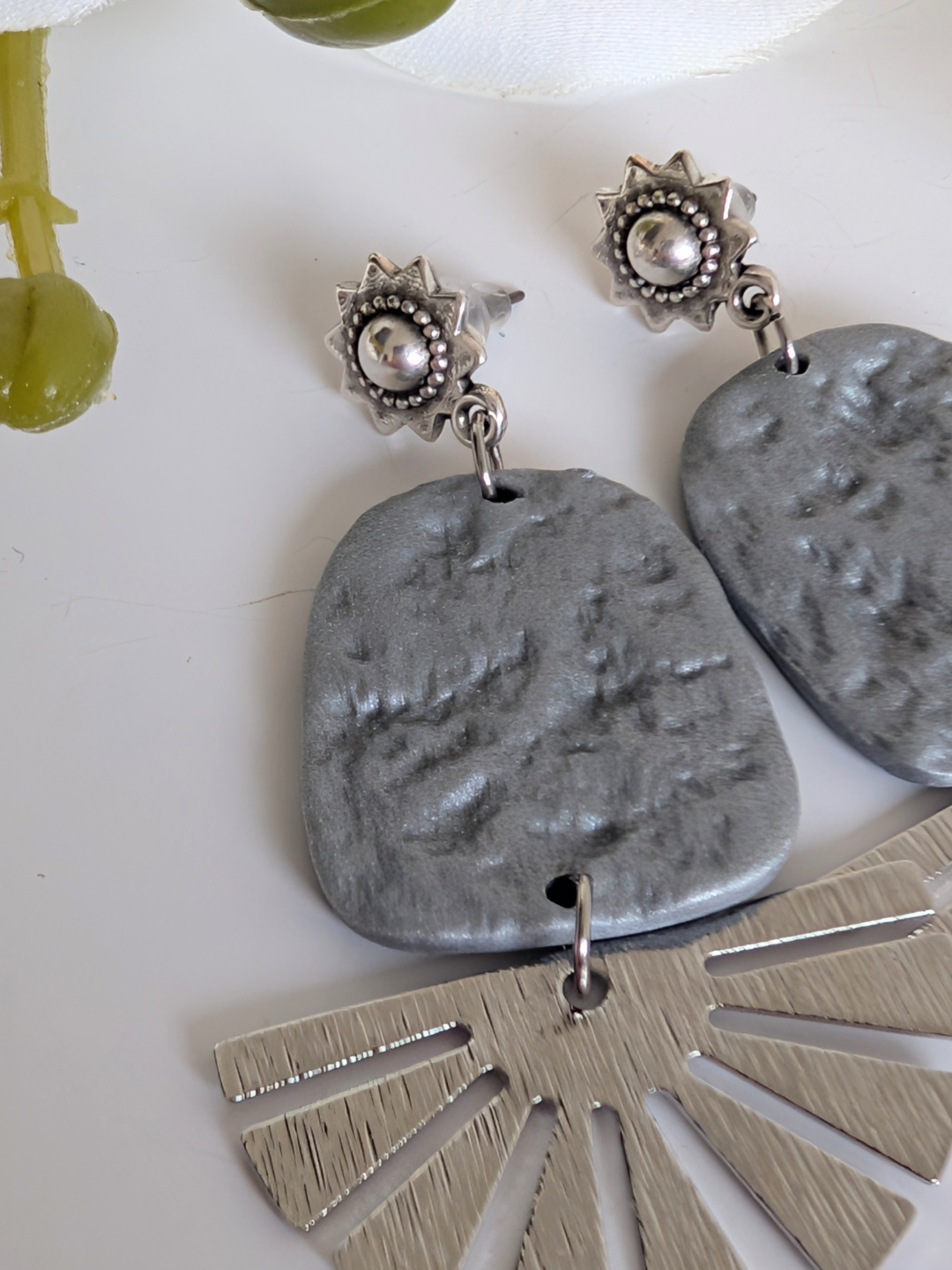 Etnhic earrings 'K'iin' - Pre-Columbian inspiration - Polymer clay, brass & zamac - Approximately 6,5 cm long