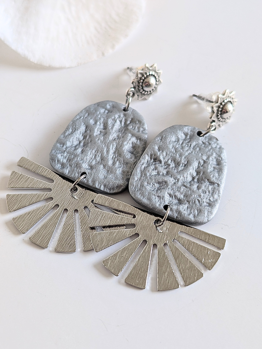 Etnhic earrings 'K'iin' - Pre-Columbian inspiration - Polymer clay, brass & zamac - Approximately 6,5 cm long