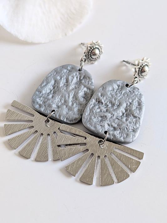 Etnhic earrings 'K'iin' - Pre-Columbian inspiration - Polymer clay, brass & zamac - Approximately 6,5 cm long