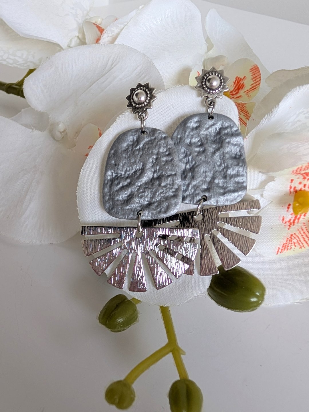 Etnhic earrings 'K'iin' - Pre-Columbian inspiration - Polymer clay, brass & zamac - Approximately 6,5 cm long