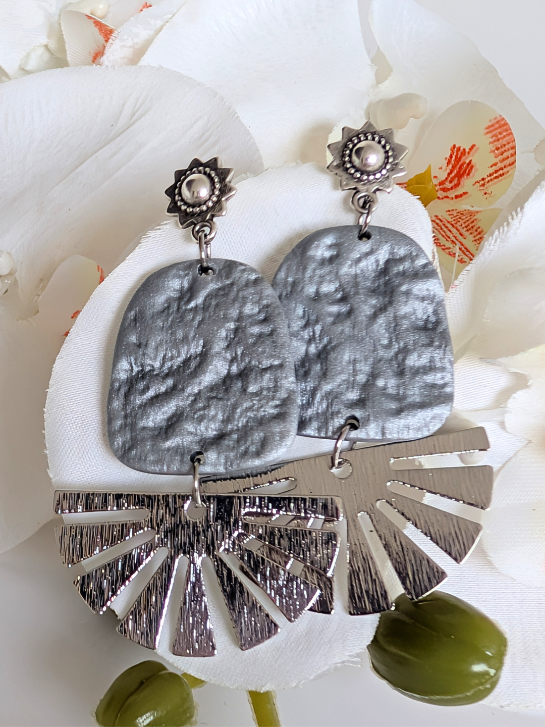 Etnhic earrings 'K'iin' - Pre-Columbian inspiration - Polymer clay, brass & zamac - Approximately 6,5 cm long