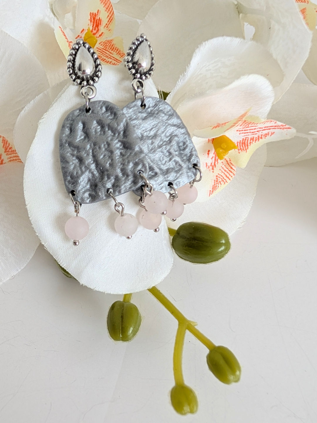 Handmade earrings "Chalchi' - Pre-Columbian inspiration - Silver polymer clay & zamac - 6 cm long - Frosted quartz or sodalite