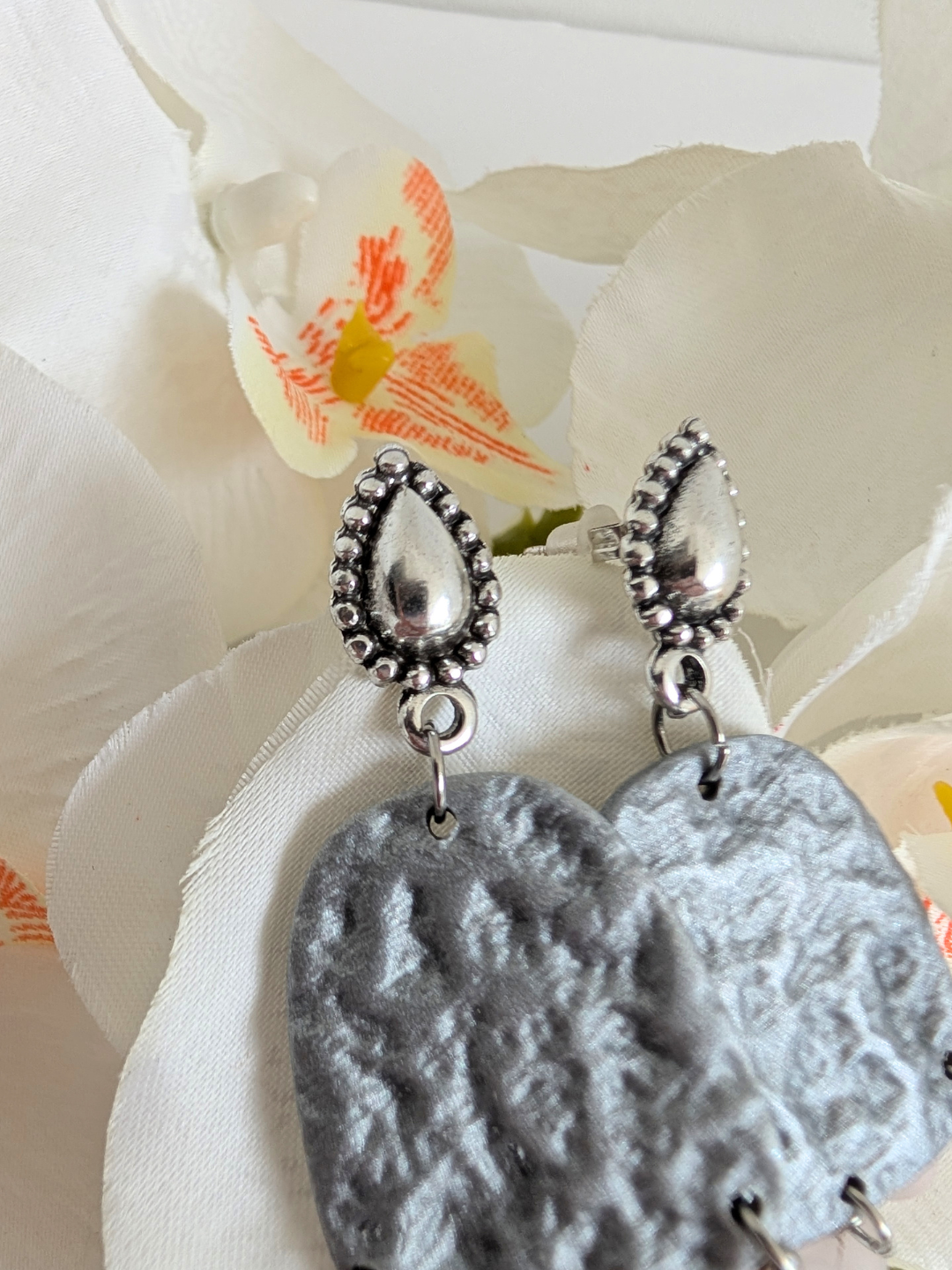 Handmade earrings "Chalchi' - Pre-Columbian inspiration - Silver polymer clay & zamac - 6 cm long - Frosted quartz or sodalite