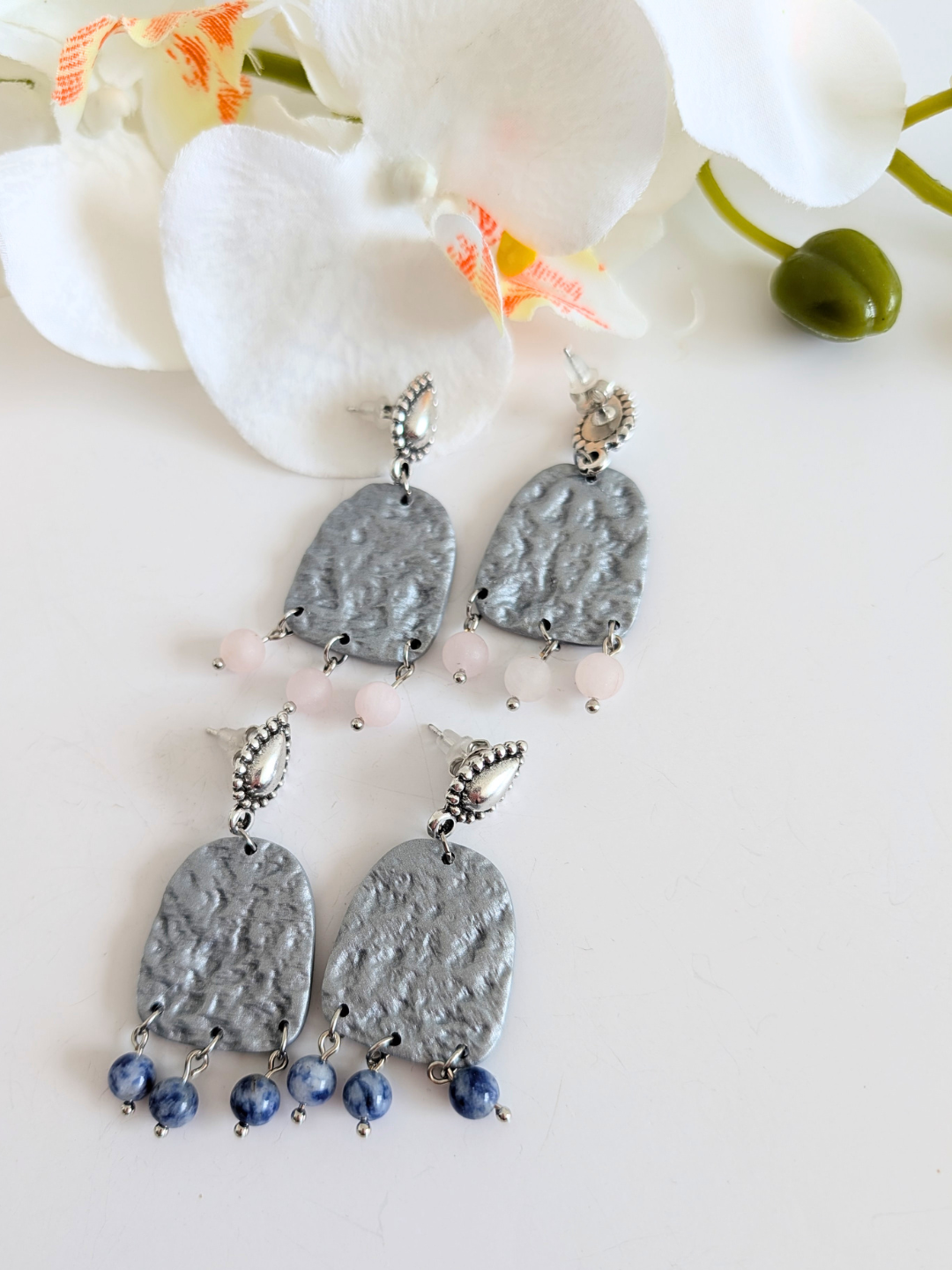 Handmade earrings "Chalchi' - Pre-Columbian inspiration - Silver polymer clay & zamac - 6 cm long - Frosted quartz or sodalite