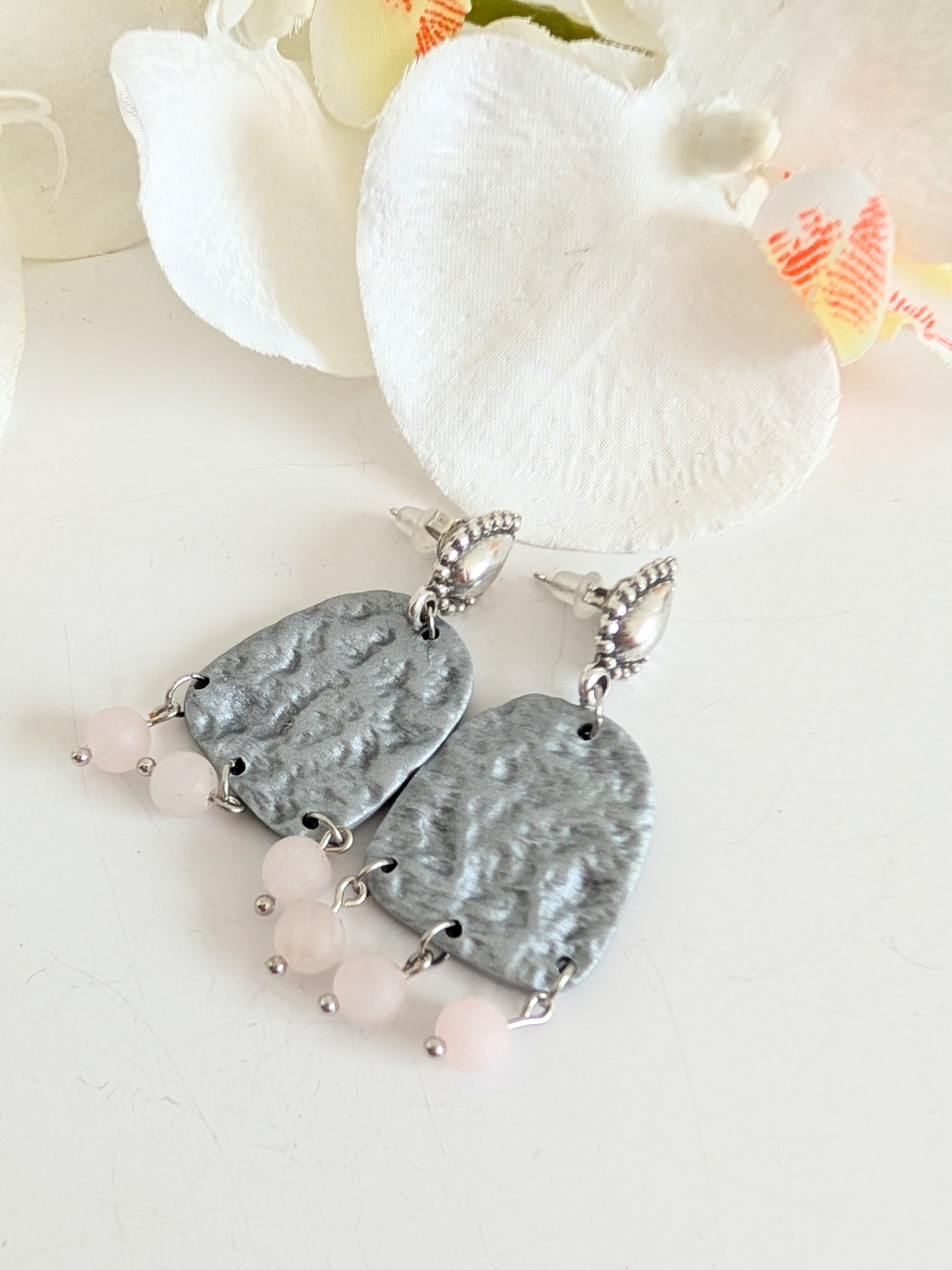Handmade earrings "Chalchi' - Pre-Columbian inspiration - Silver polymer clay & zamac - 6 cm long - Frosted quartz or sodalite