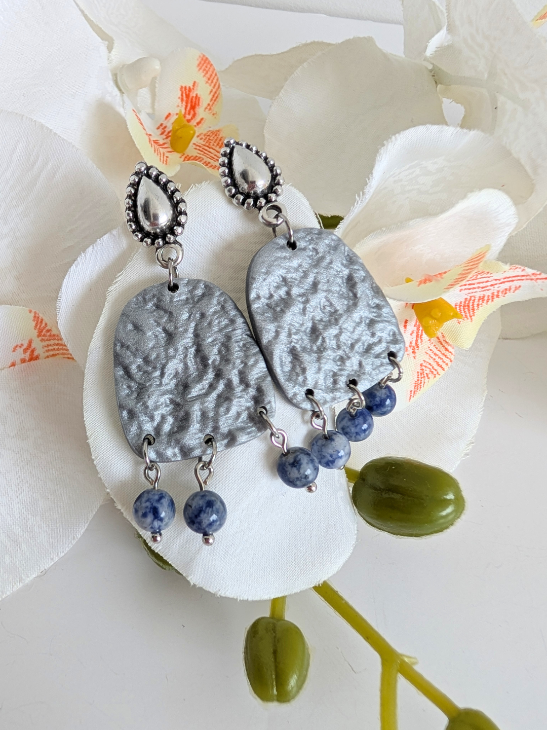 Handmade earrings "Chalchi' - Pre-Columbian inspiration - Silver polymer clay & zamac - 6 cm long - Frosted quartz or sodalite