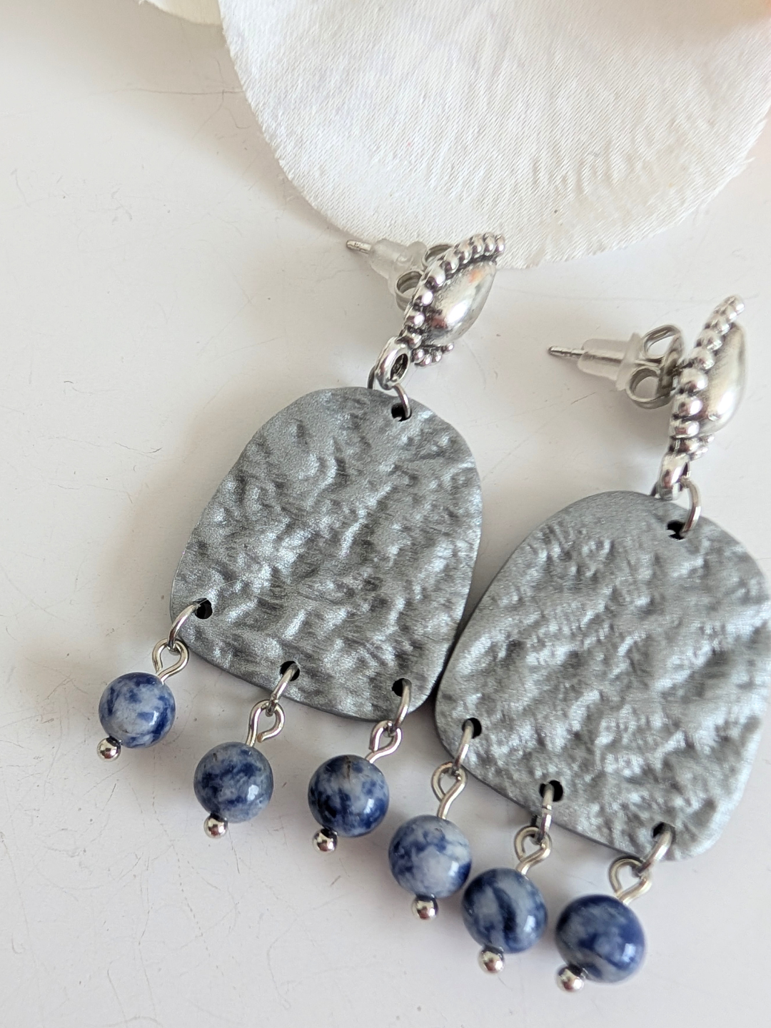 Handmade earrings "Chalchi' - Pre-Columbian inspiration - Silver polymer clay & zamac - 6 cm long - Frosted quartz or sodalite