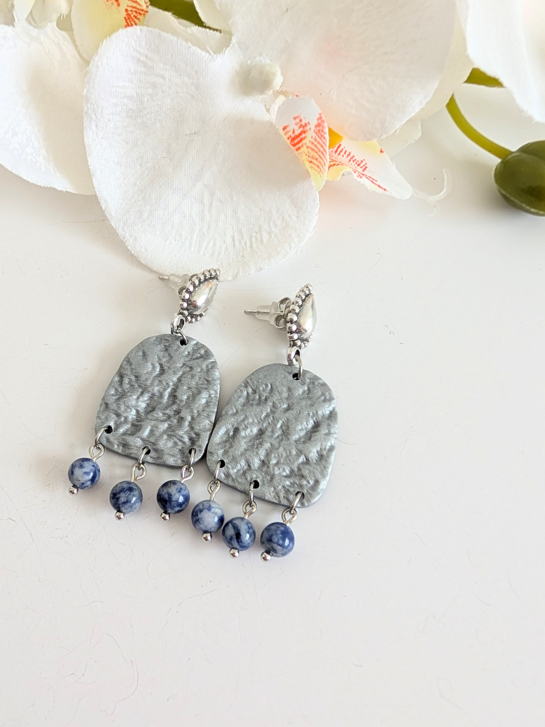 Handmade earrings "Chalchi' - Pre-Columbian inspiration - Silver polymer clay & zamac - 6 cm long - Frosted quartz or sodalite