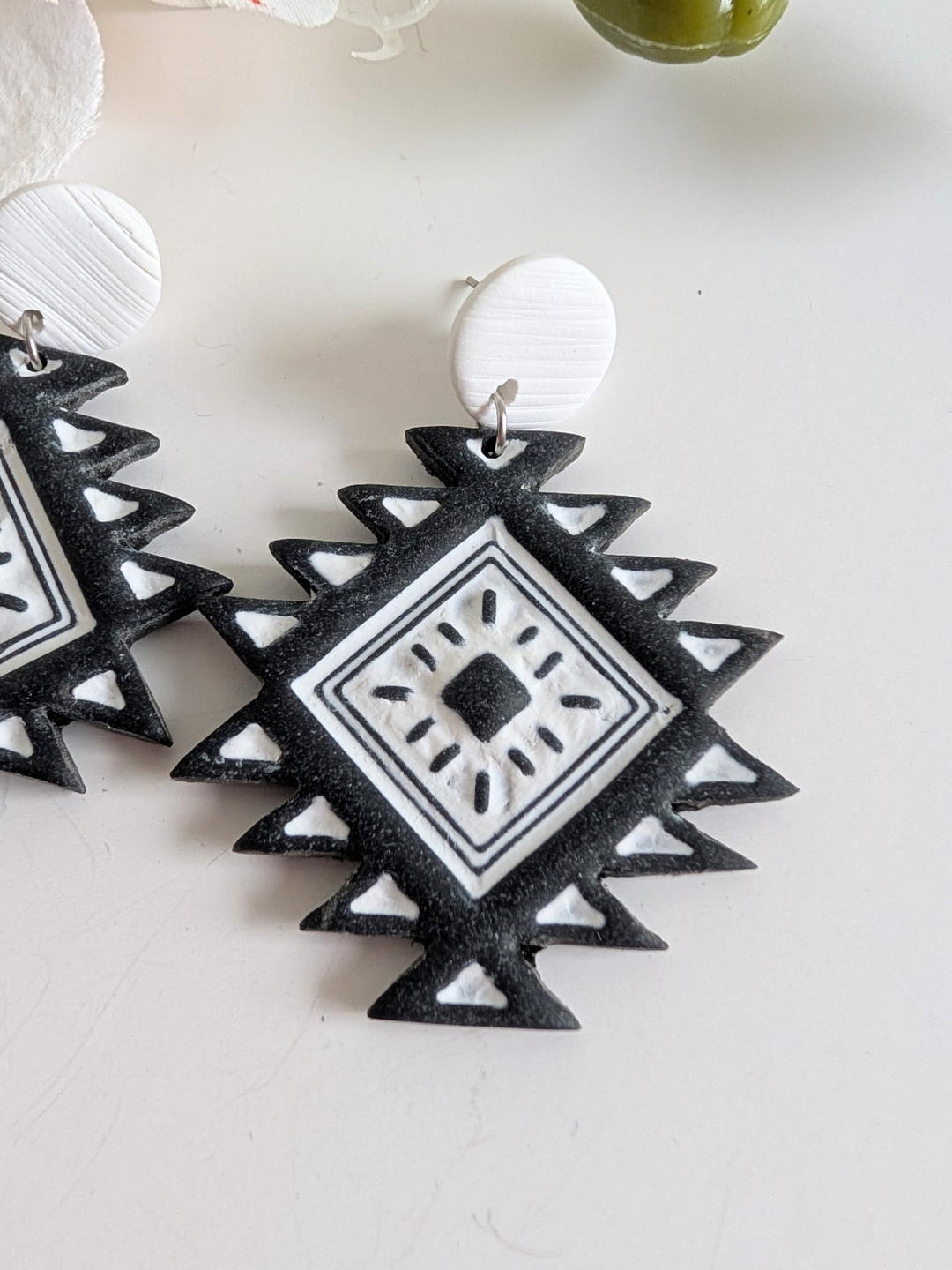 Aztec-inspired earrings "Nahuatl" - Polymer clay and stainless steel - Black & white - Approximately 5,6 cm long