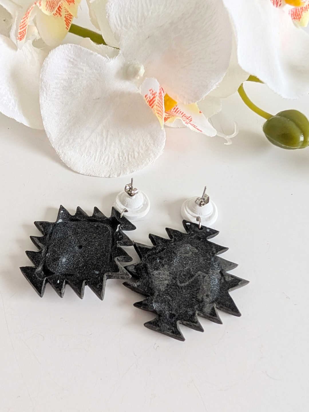Aztec-inspired earrings "Nahuatl" - Polymer clay and stainless steel - Black & white - Approximately 5,6 cm long