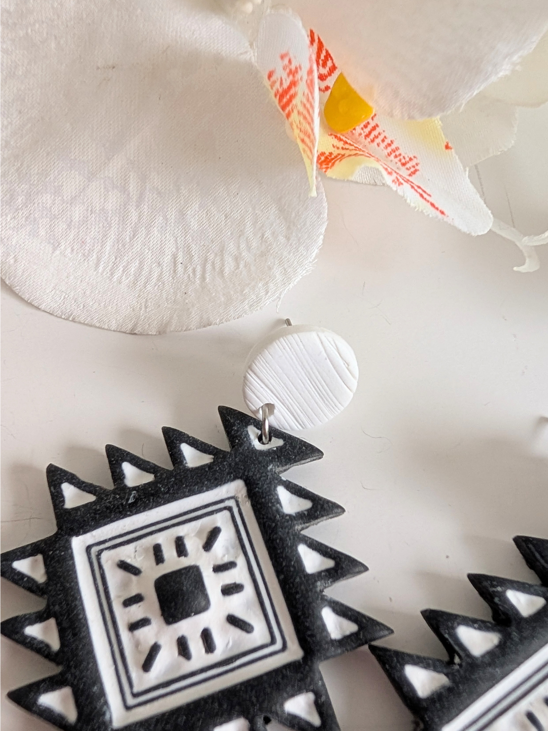 Aztec-inspired earrings "Nahuatl" - Polymer clay and stainless steel - Black & white - Approximately 5,6 cm long
