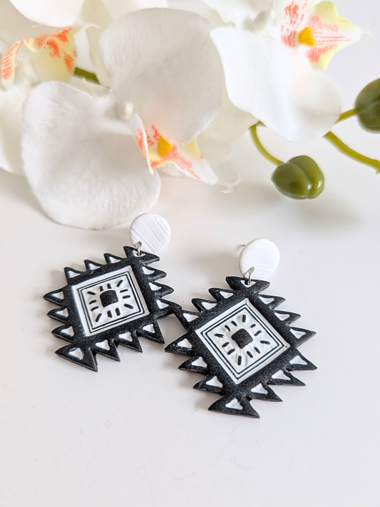 Aztec-inspired earrings "Nahuatl" - Polymer clay and stainless steel - Black & white - Approximately 5,6 cm long
