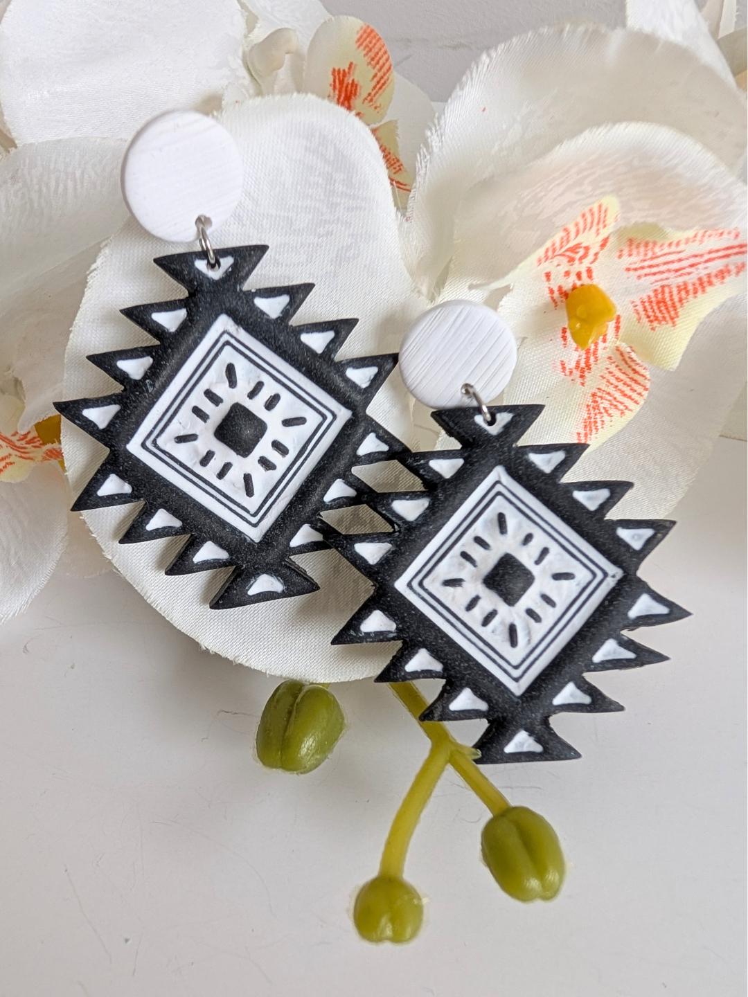 Aztec-inspired earrings "Nahuatl" - Polymer clay and stainless steel - Black & white - Approximately 5,6 cm long