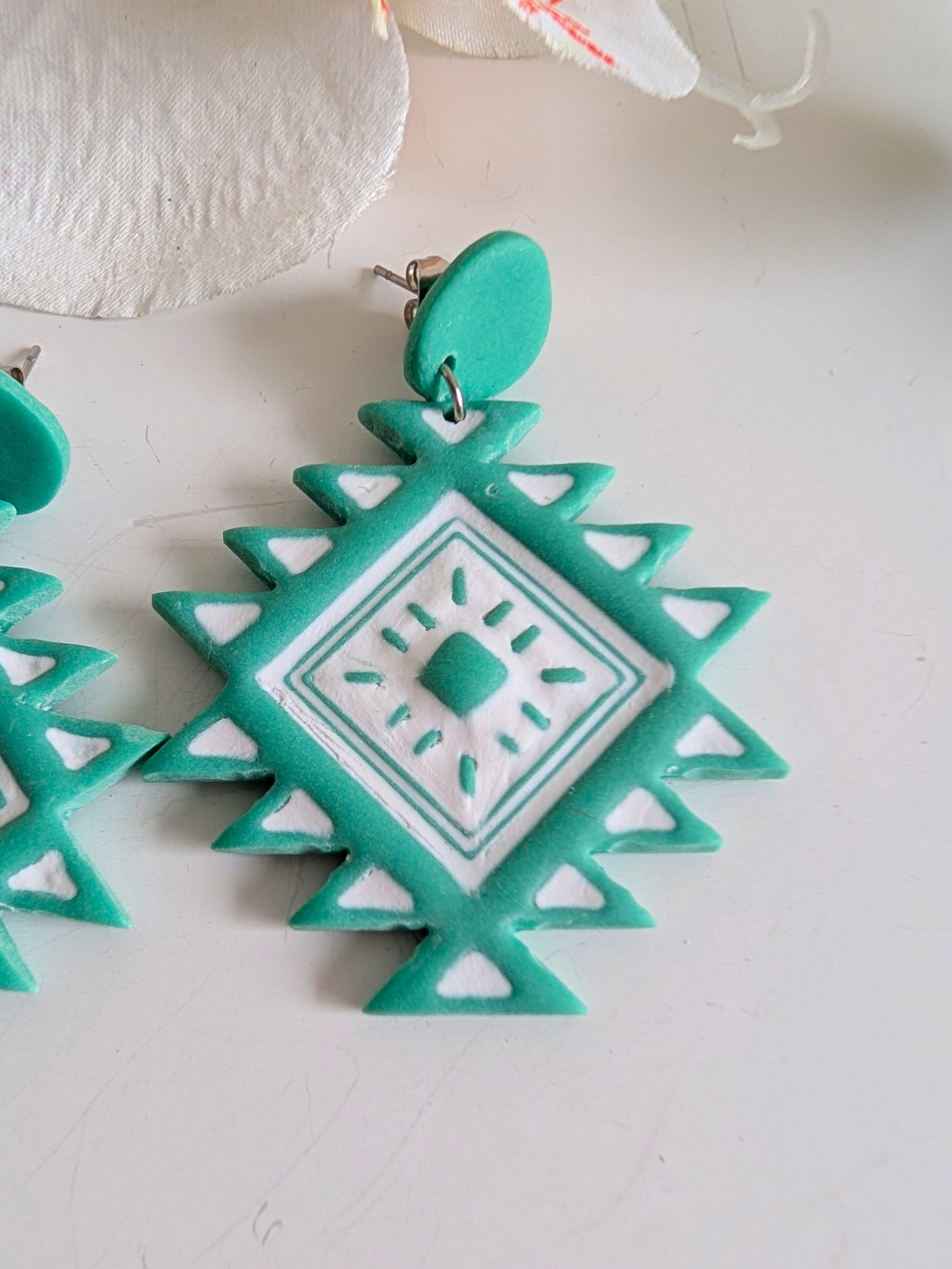 Aztec-inspired earrings "Nahuatl" - Polymer clay and stainless steel - Pacific green & white - Approximately 5,5 cm long