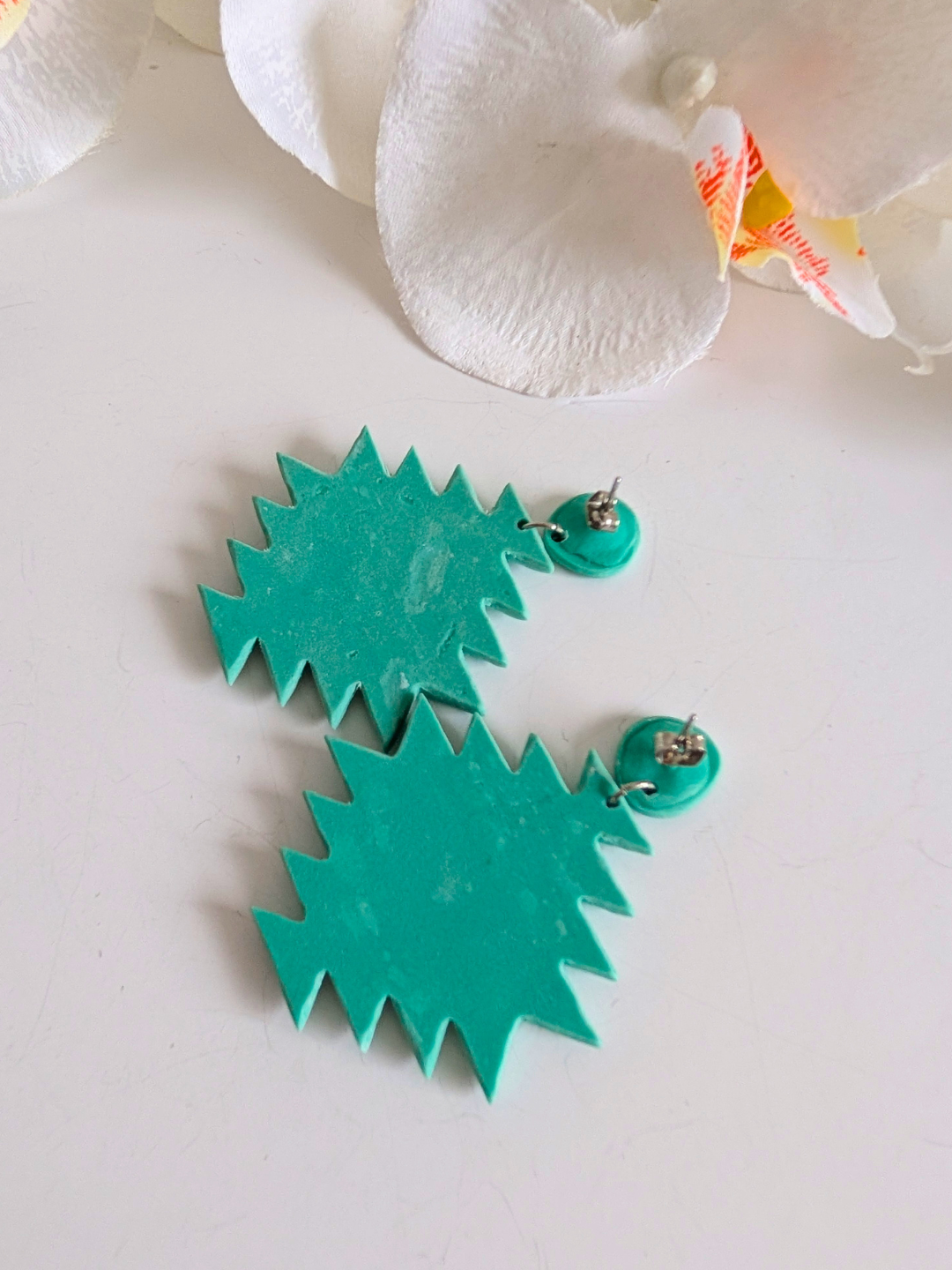 Aztec-inspired earrings "Nahuatl" - Polymer clay and stainless steel - Pacific green & white - Approximately 5,5 cm long