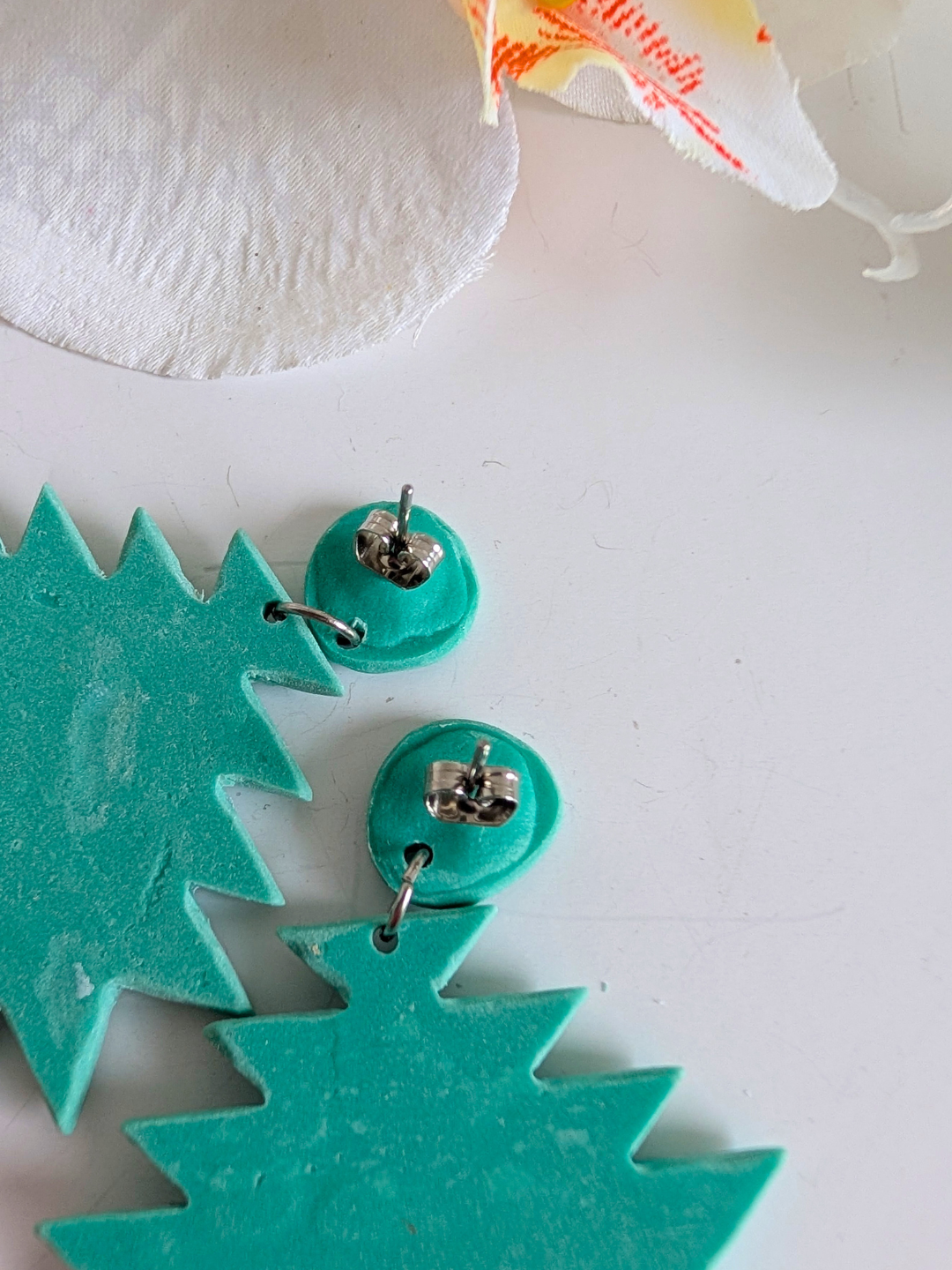 Aztec-inspired earrings "Nahuatl" - Polymer clay and stainless steel - Pacific green & white - Approximately 5,5 cm long