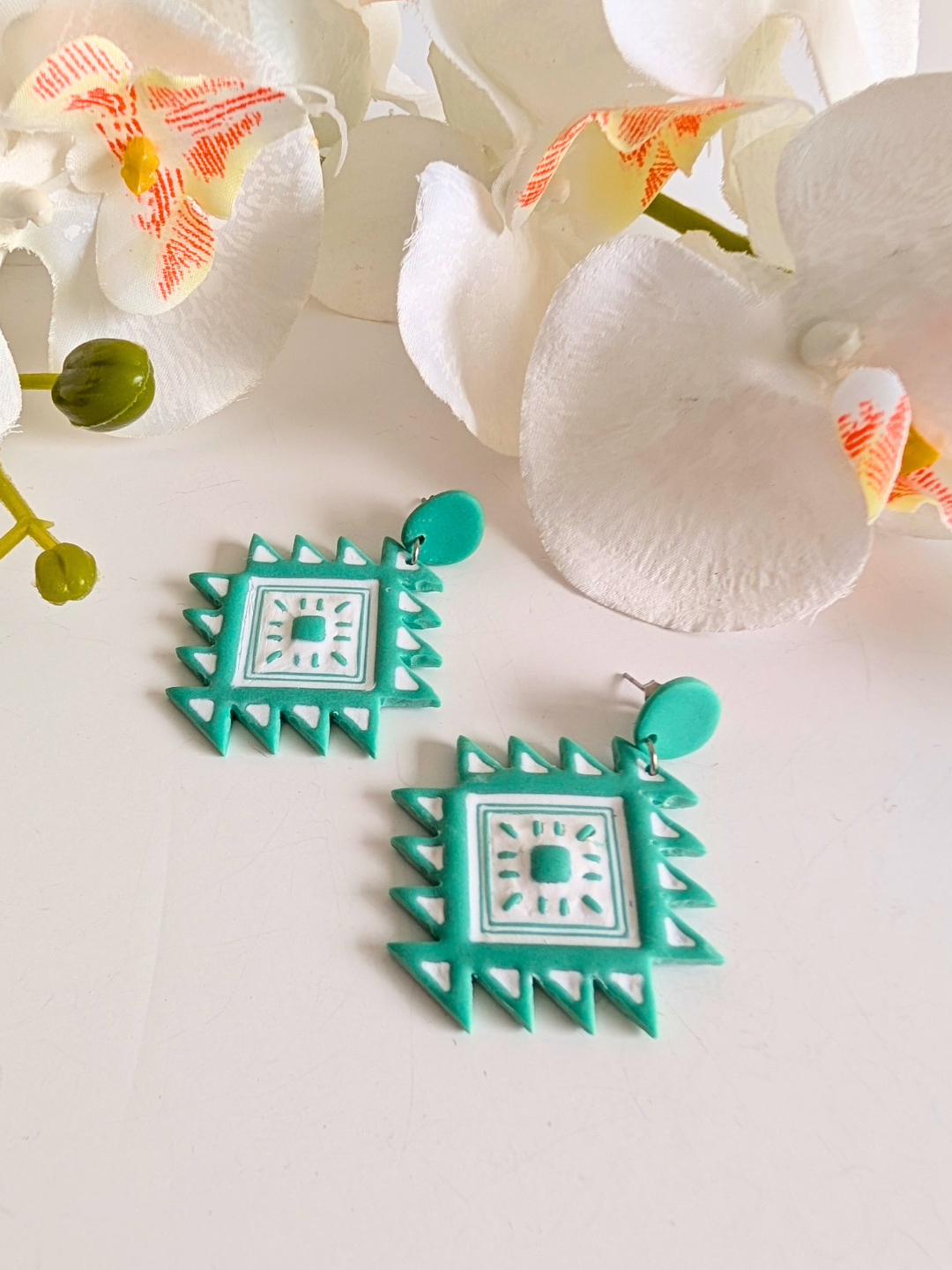 Aztec-inspired earrings "Nahuatl" - Polymer clay and stainless steel - Pacific green & white - Approximately 5,5 cm long
