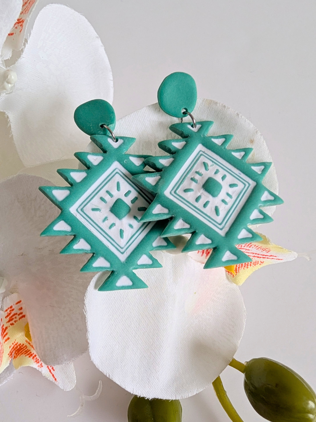 Aztec-inspired earrings "Nahuatl" - Polymer clay and stainless steel - Pacific green & white - Approximately 5,5 cm long