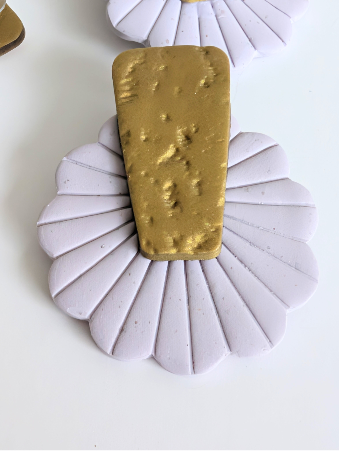 Set torque necklace and earrings 'Anahí' - Polymer clay & stainless steel - Lilac, gold - 14 cm diameter, 5.9 cm high
