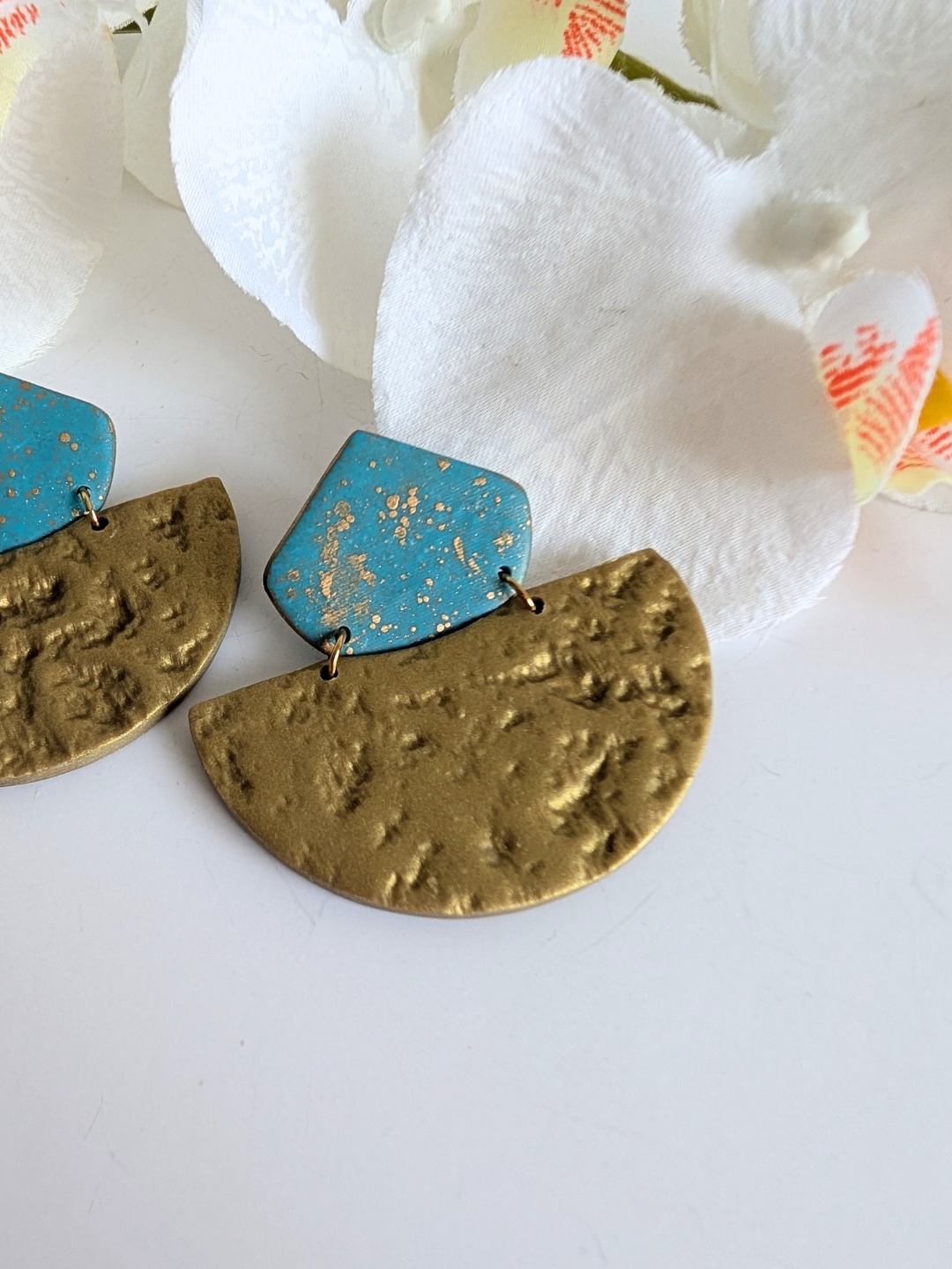 Ethnic earrings 'Itzel' - Handcrafted - Polymer clay & Stainless steel - Teal and gold - 5 cm long