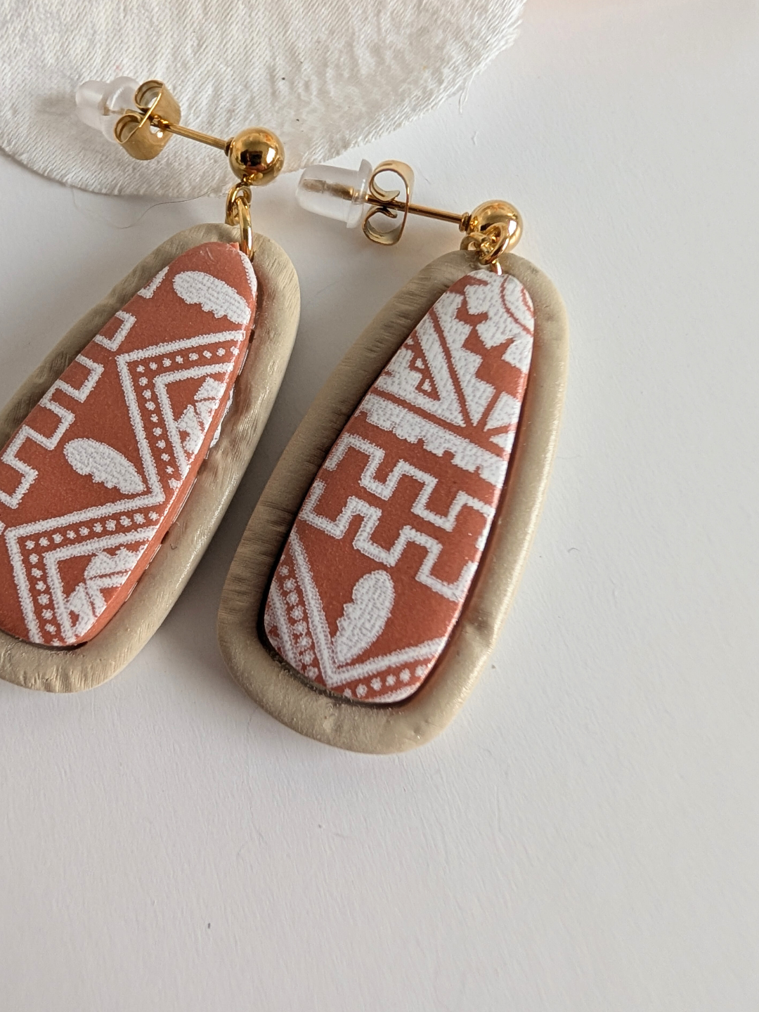 Pre-Columbian-style drop earrings “Atzintli” – Aztec motifs – Polymer clay & stainless steel – Terracotta and sand